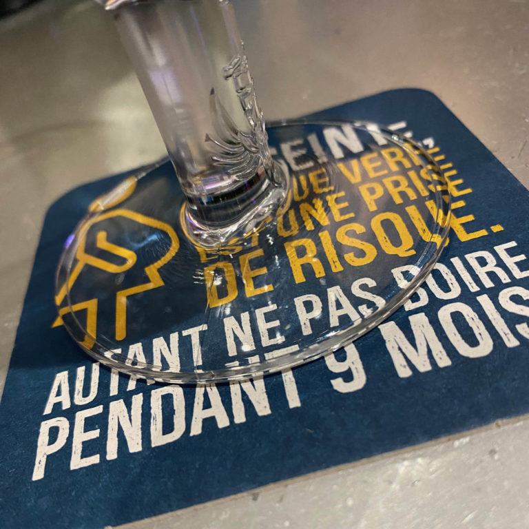 Dessous de verre, tables jaunes