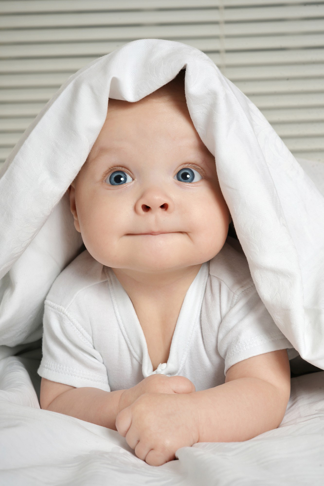 Bébé intrigué, question SAF France