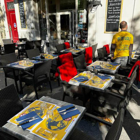 Tables avec set de table, tables jaunes